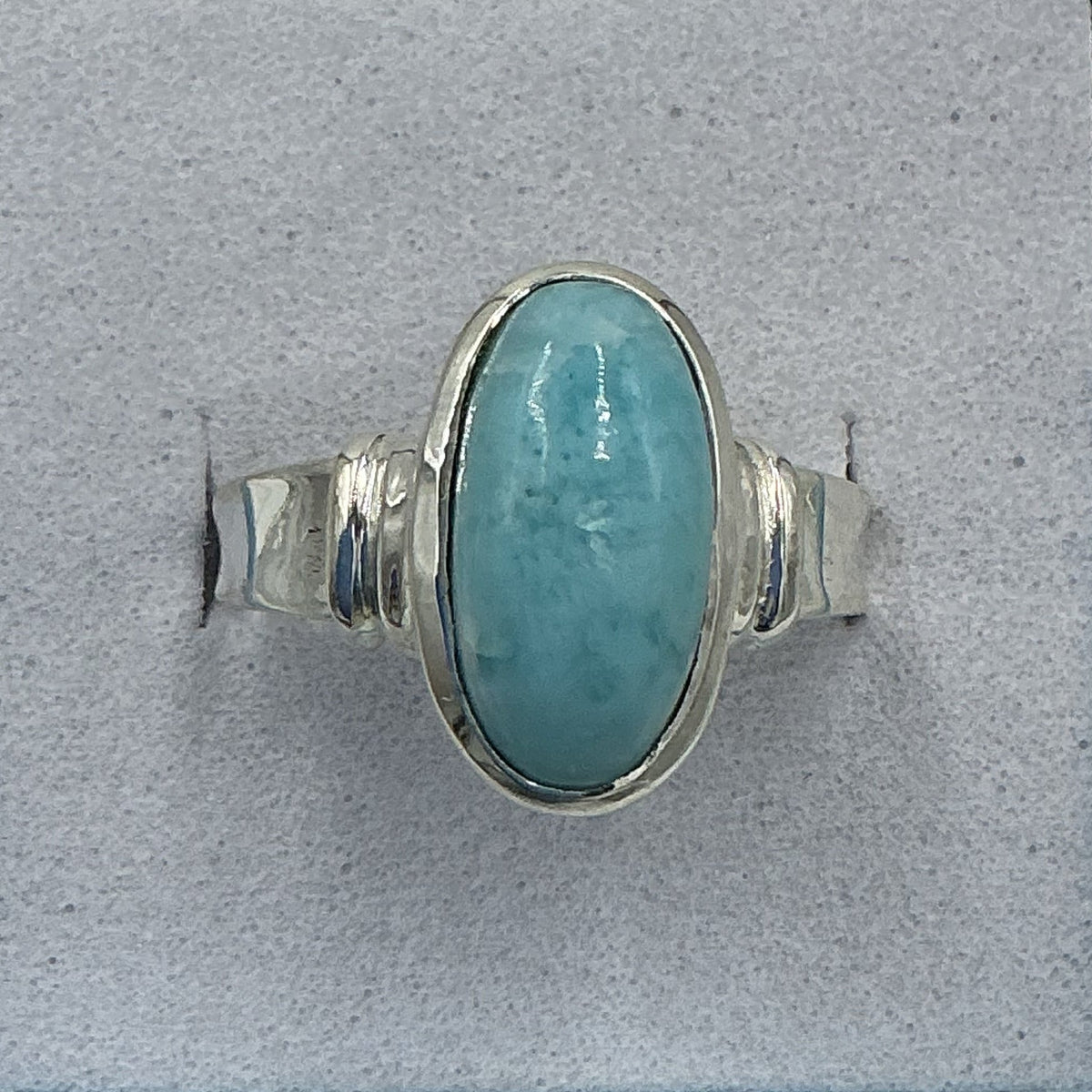 Anillo ovalado de plata de ley con lárimar - Talla 8 - Sueños del Caribe