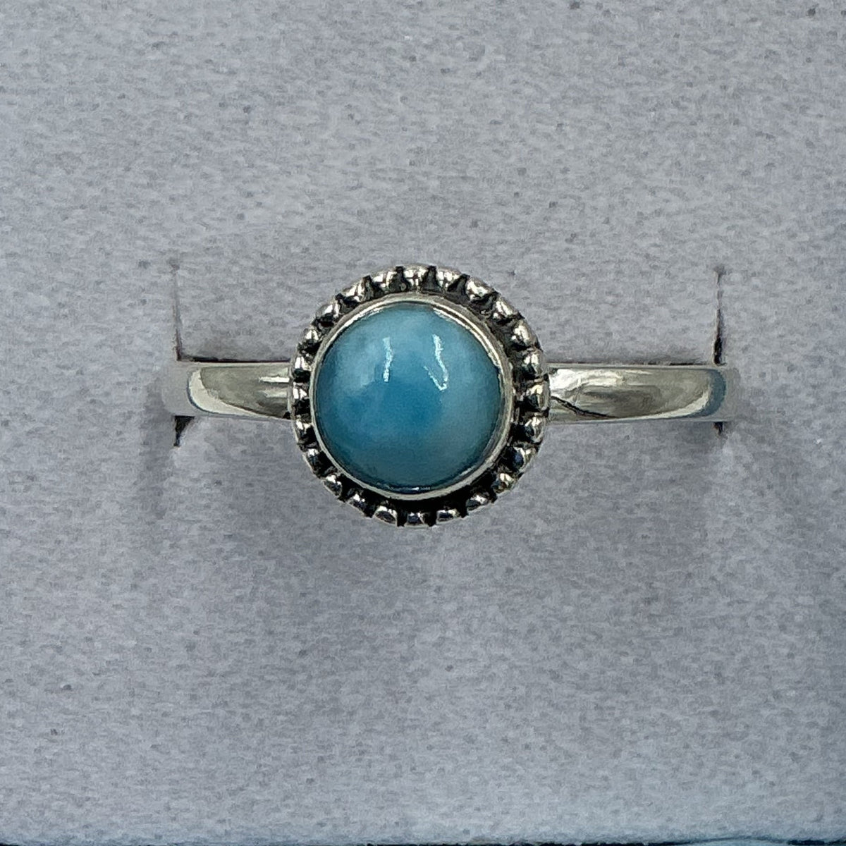 Anillo redondo delicado de plata de ley con larimar - Talla 9 - Calm Button