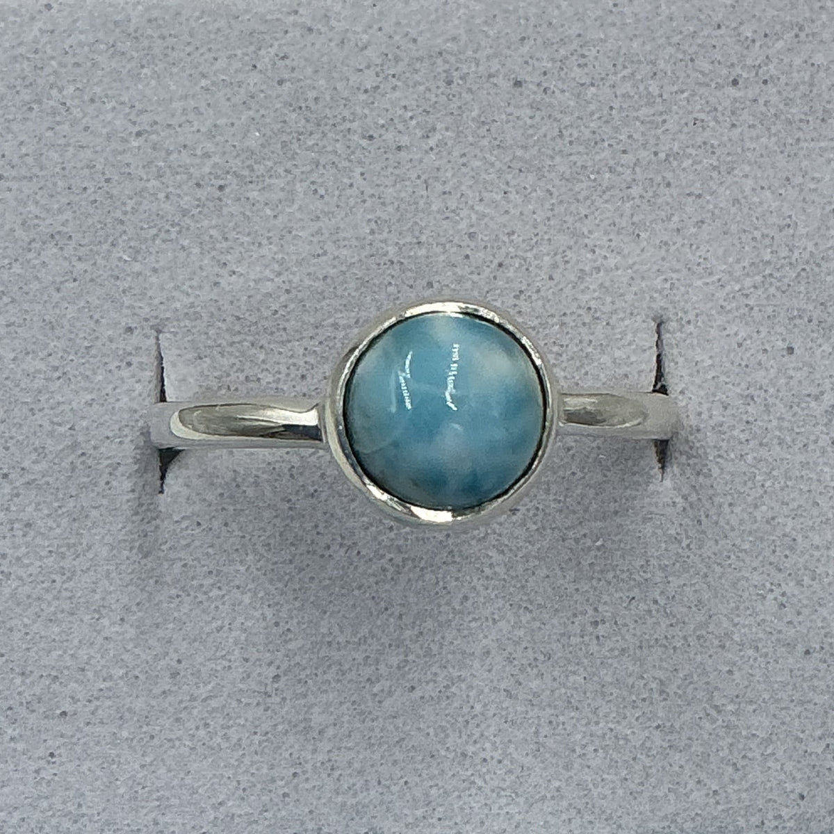 Anillo redondo de plata de ley con larimar - Talla 9 - Brisa relajante