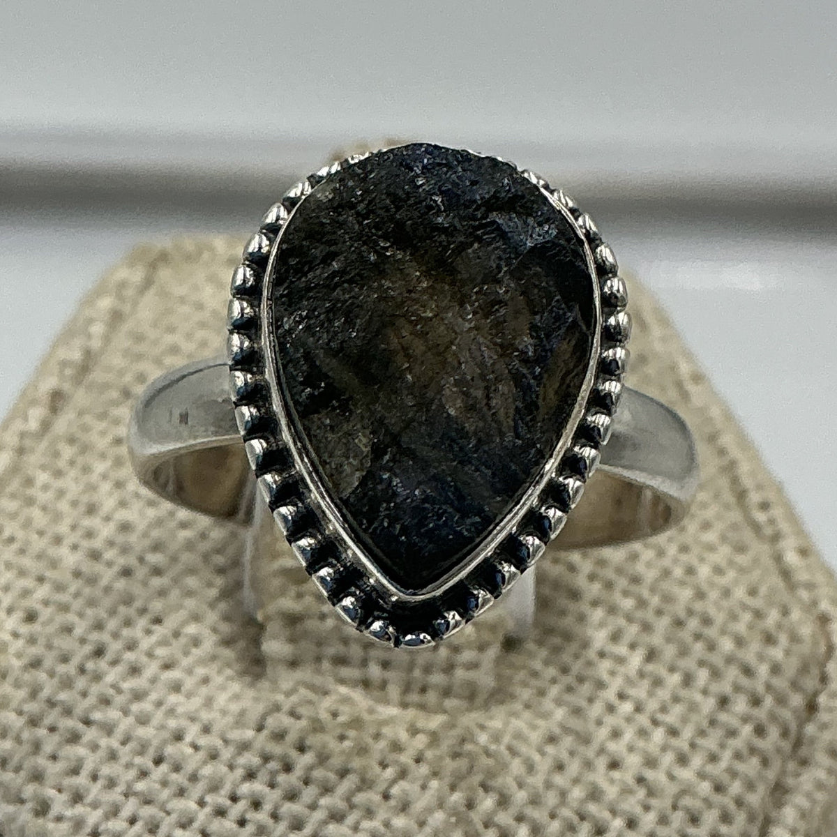 Anillo de plata de ley con labradorita en bruto en forma de lágrima - Talla 9 - Magia y protección