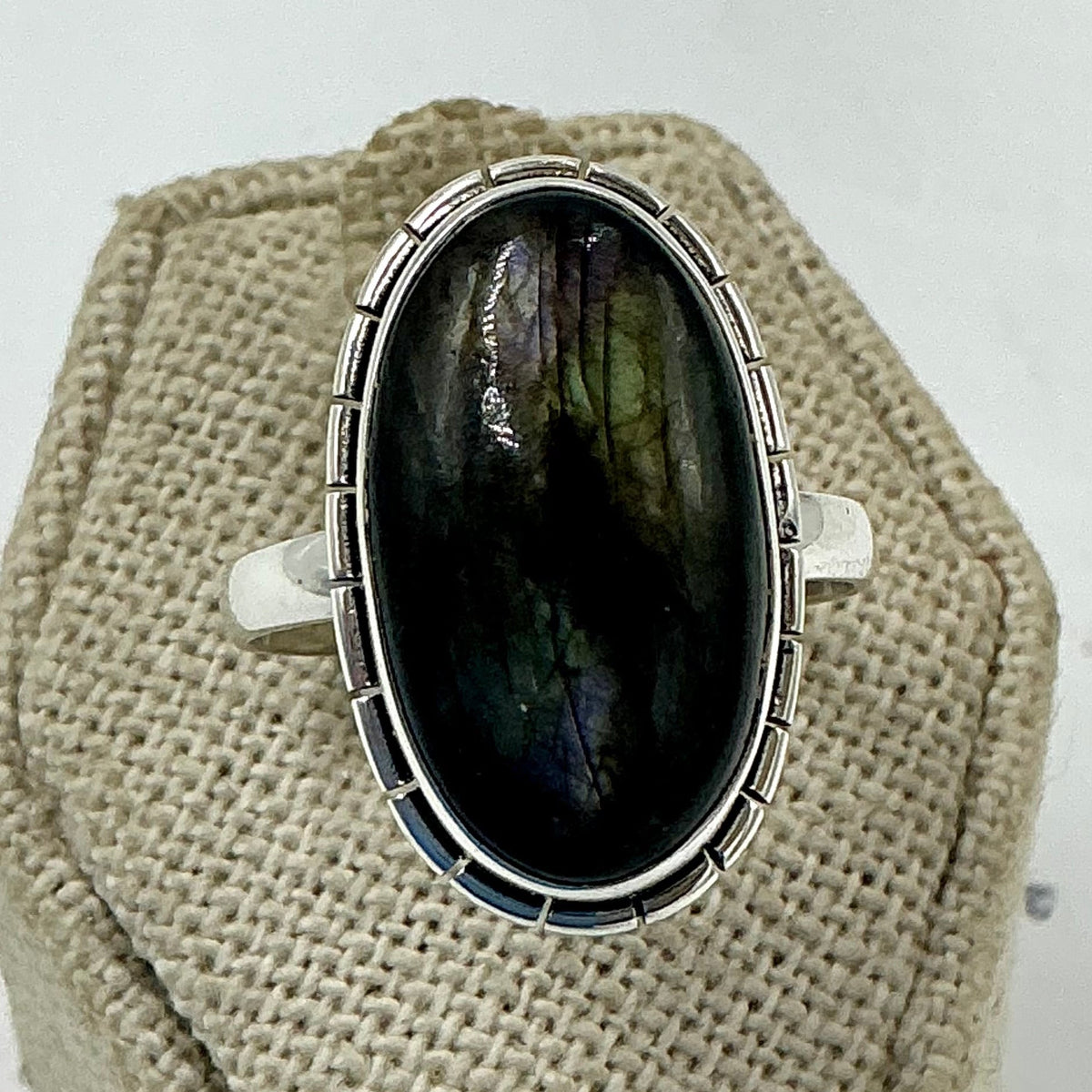 Anillo ovalado de plata de ley con labradorita profunda - Talla 10 - Magia y protección