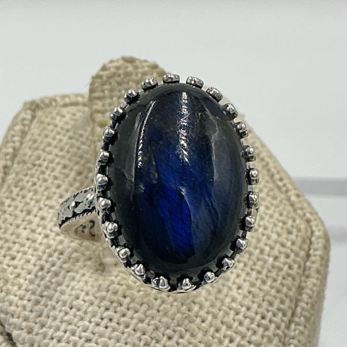 Anillo ovalado de plata de ley con labradorita azul noche profunda - Talla 6 - Magia y protección