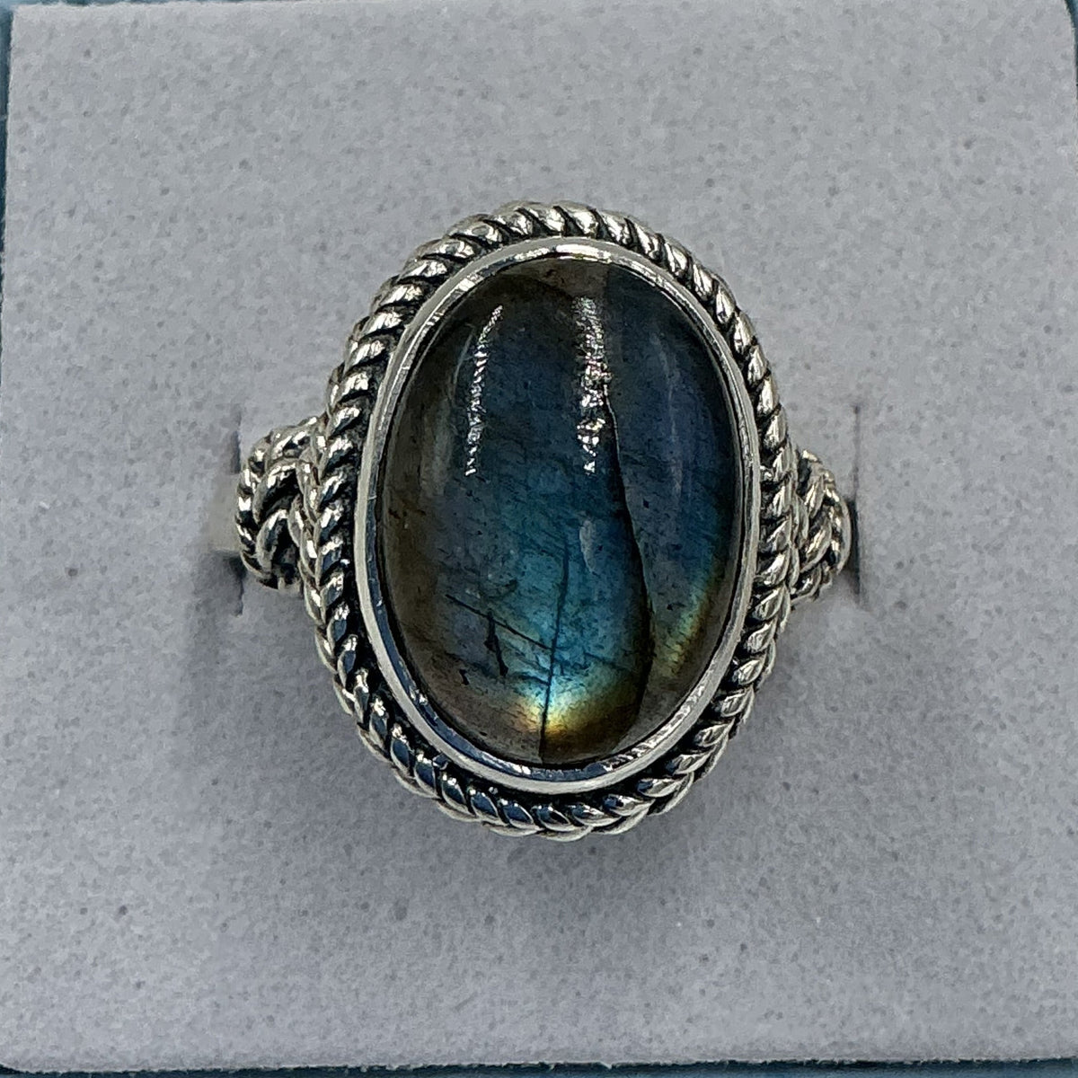 Anillo ovalado de plata de ley con labradorita azul crepuscular y diseño de cuerda - Talla 8 - Magia y protección