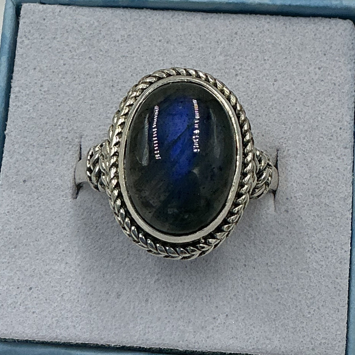Anillo ovalado de plata de ley con labradorita azul profundo y diseño de cuerda - Talla 9 - Magia y protección