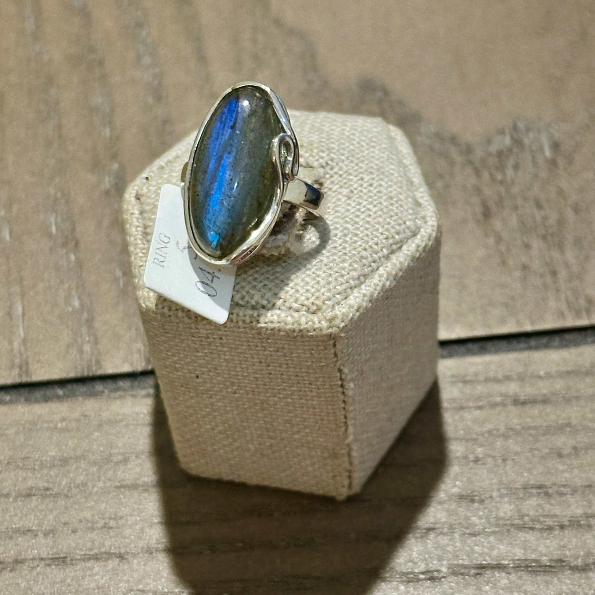 Anillo de banda envuelta con labradorita ovalada – Plata de ley – Talla 5 y talla 9