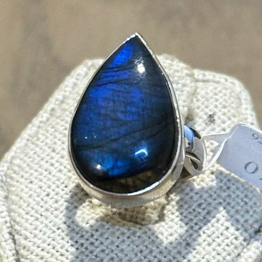 Anillo llamativo de lágrima de labradorita – Plata de ley – Talla 5