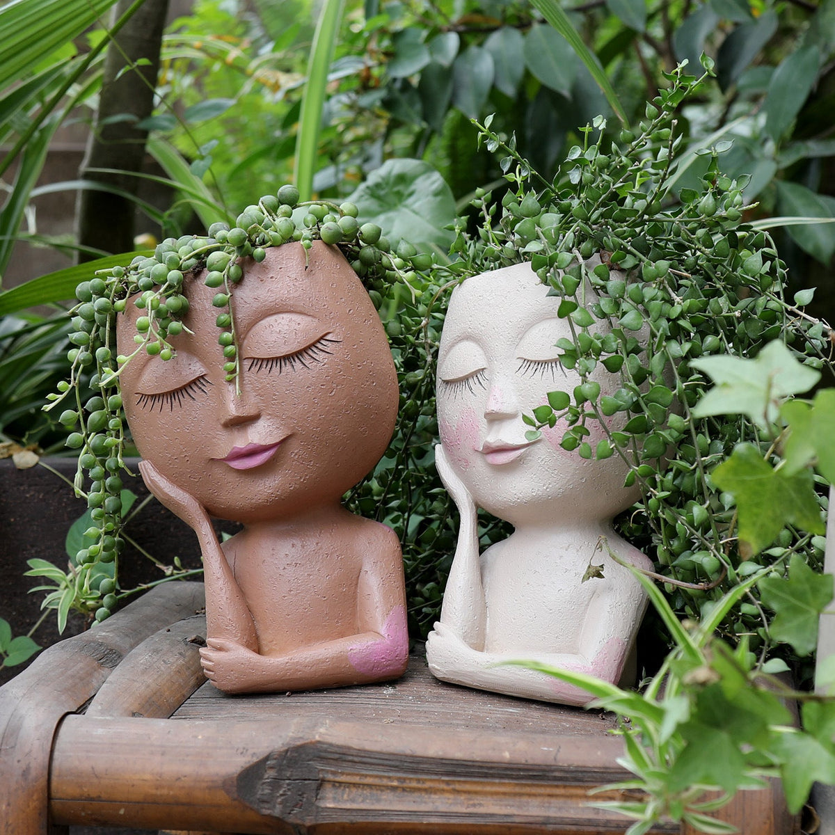 Bonito y creativo personaje de niña con pestañas, maceta y jarrón de cerámica con flores de resina