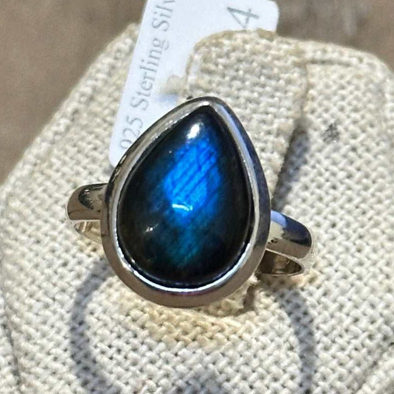 Anillo sencillo con labradorita en forma de lágrima – Plata de ley – Talla 8