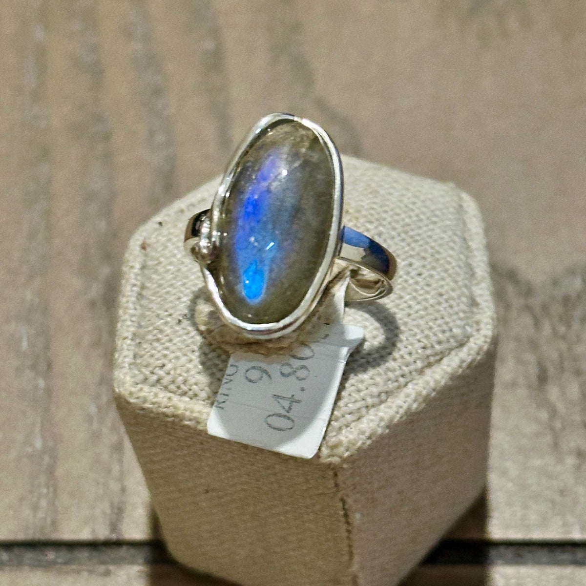 Anillo de banda envuelta con labradorita ovalada – Plata de ley – Talla 5 y talla 9