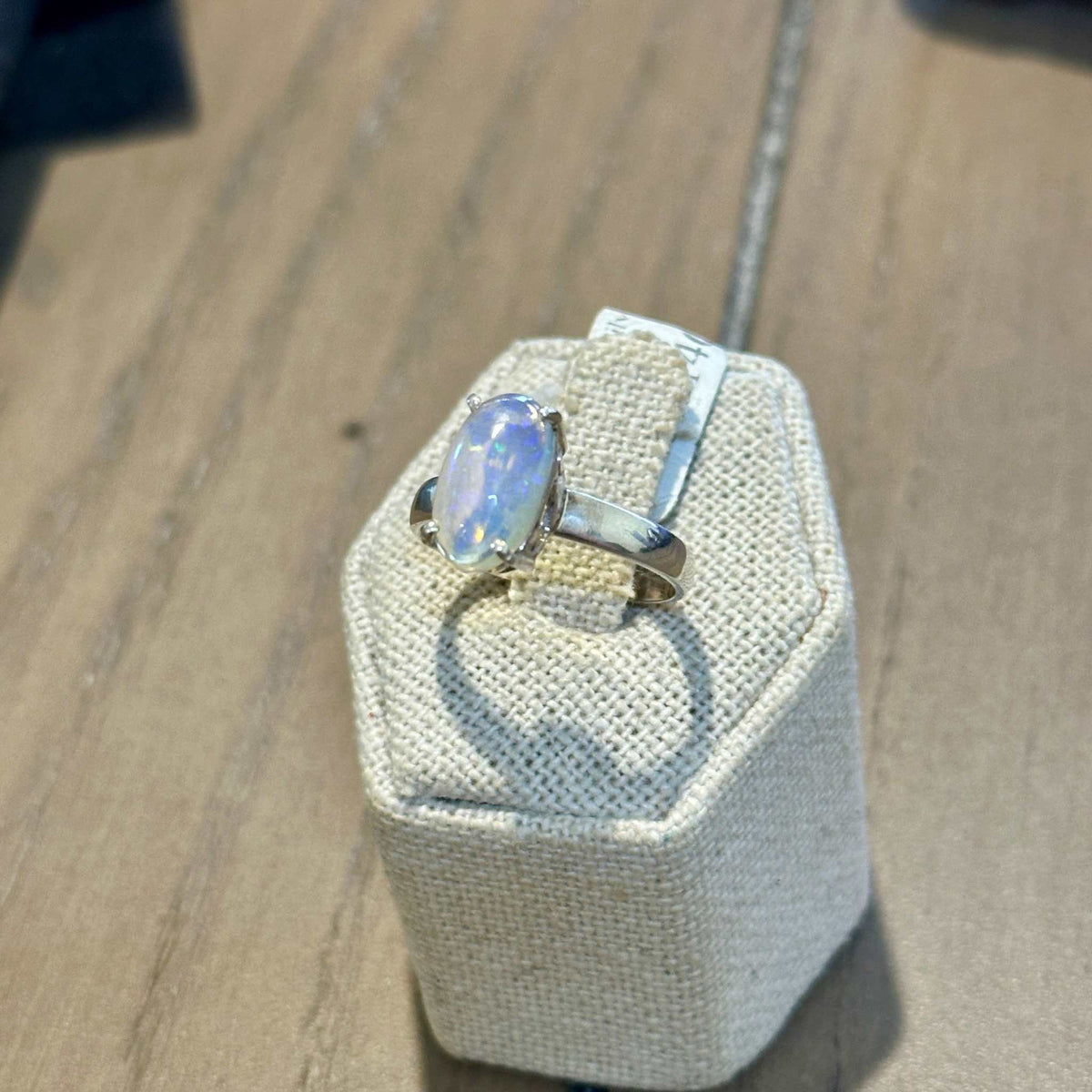 Anillo de ópalo etíope ovalado con banda dividida – Plata de ley – Talla 9