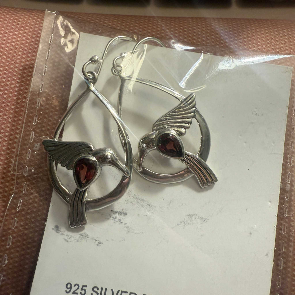 Pendientes de colibrí con piedras preciosas en plata de ley — Peridoto y granate