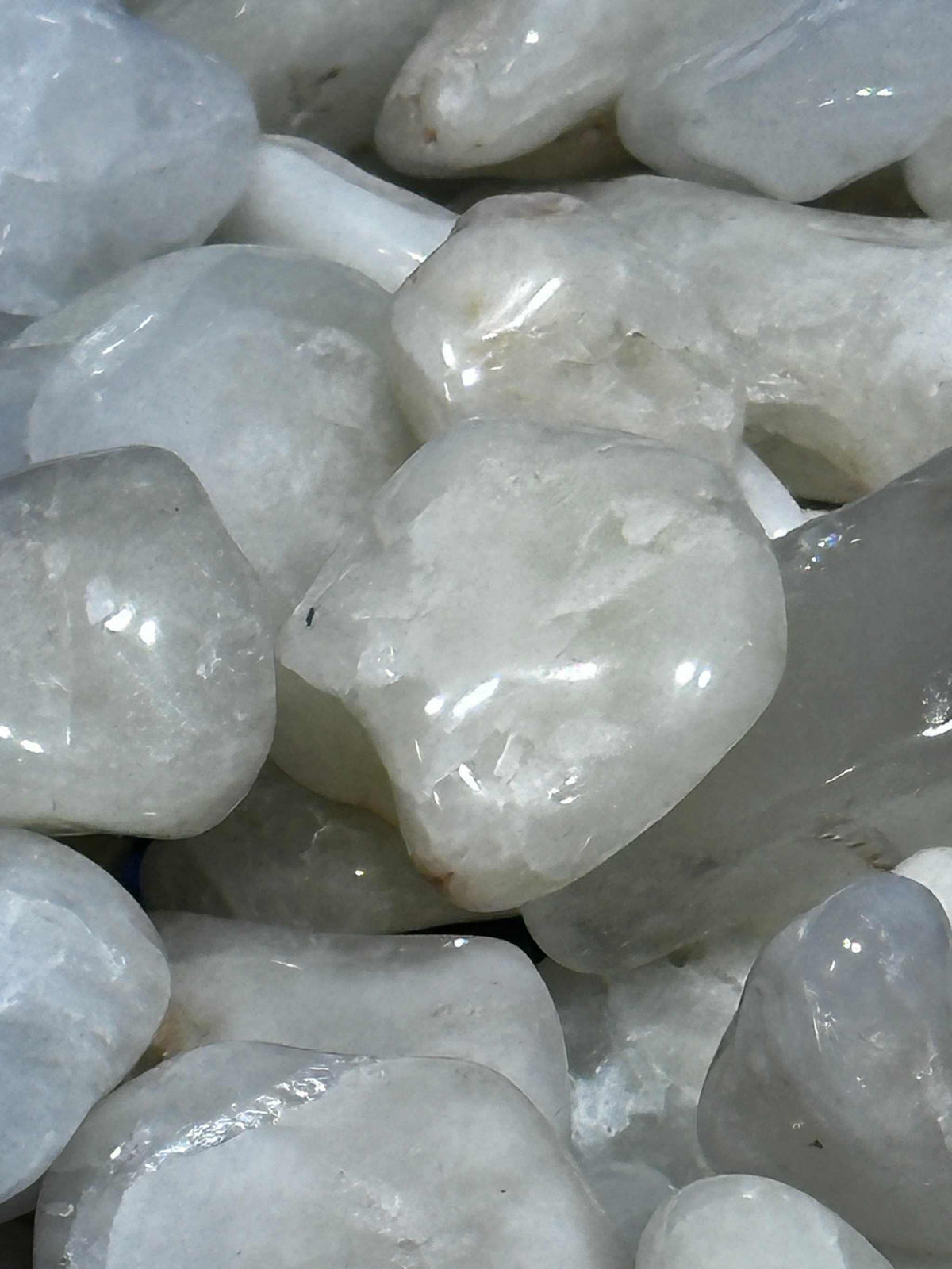 Piedra de cuarzo sulfuro pulida en rodada