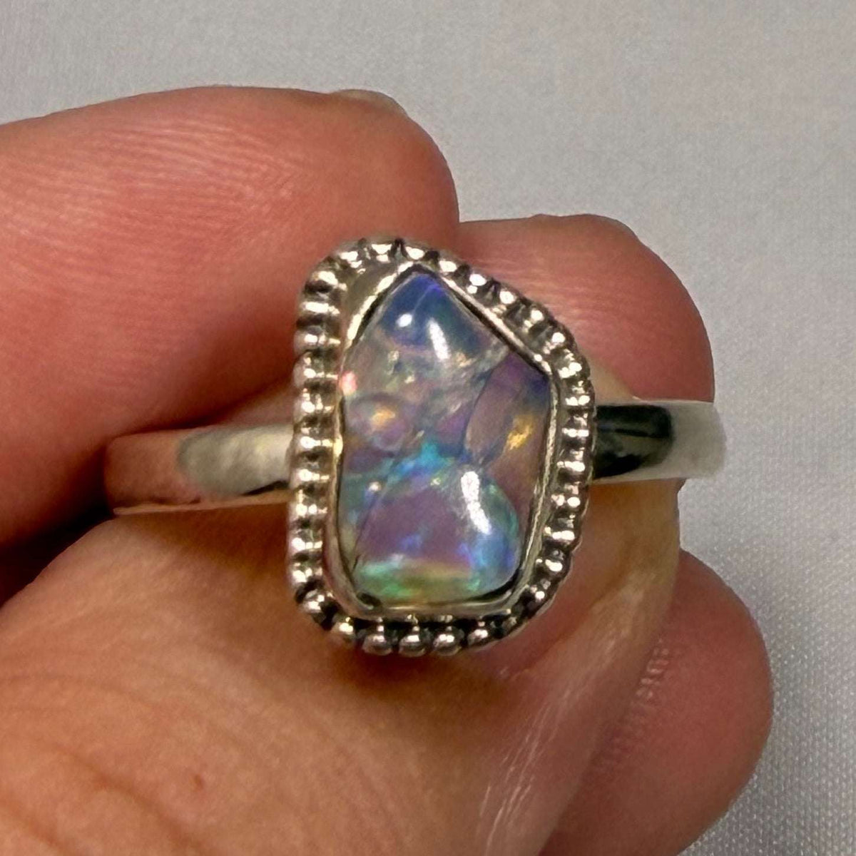 Anillo de ópalo etíope en bruto, talla 9 (02.7024)