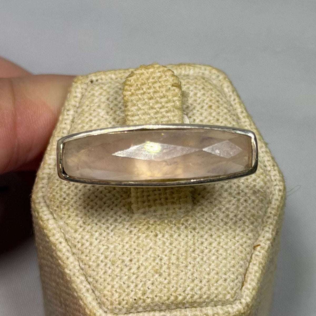 Anillo de cuarzo rosa talla 7 (06.3044)