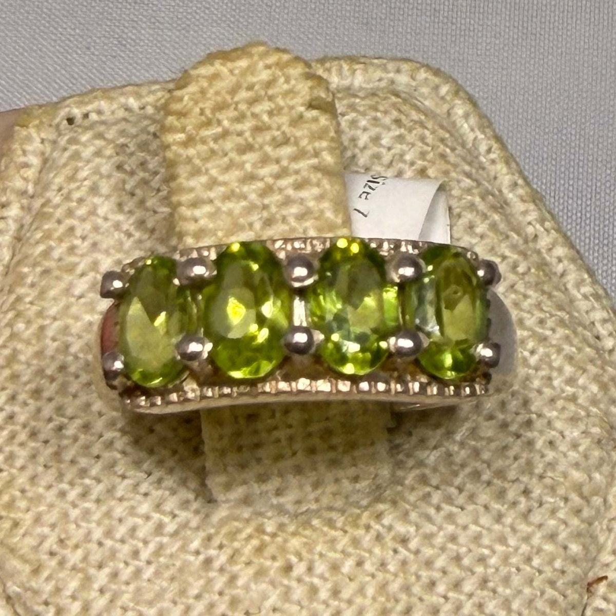 Anillo de peridoto talla 7 (03.4044)