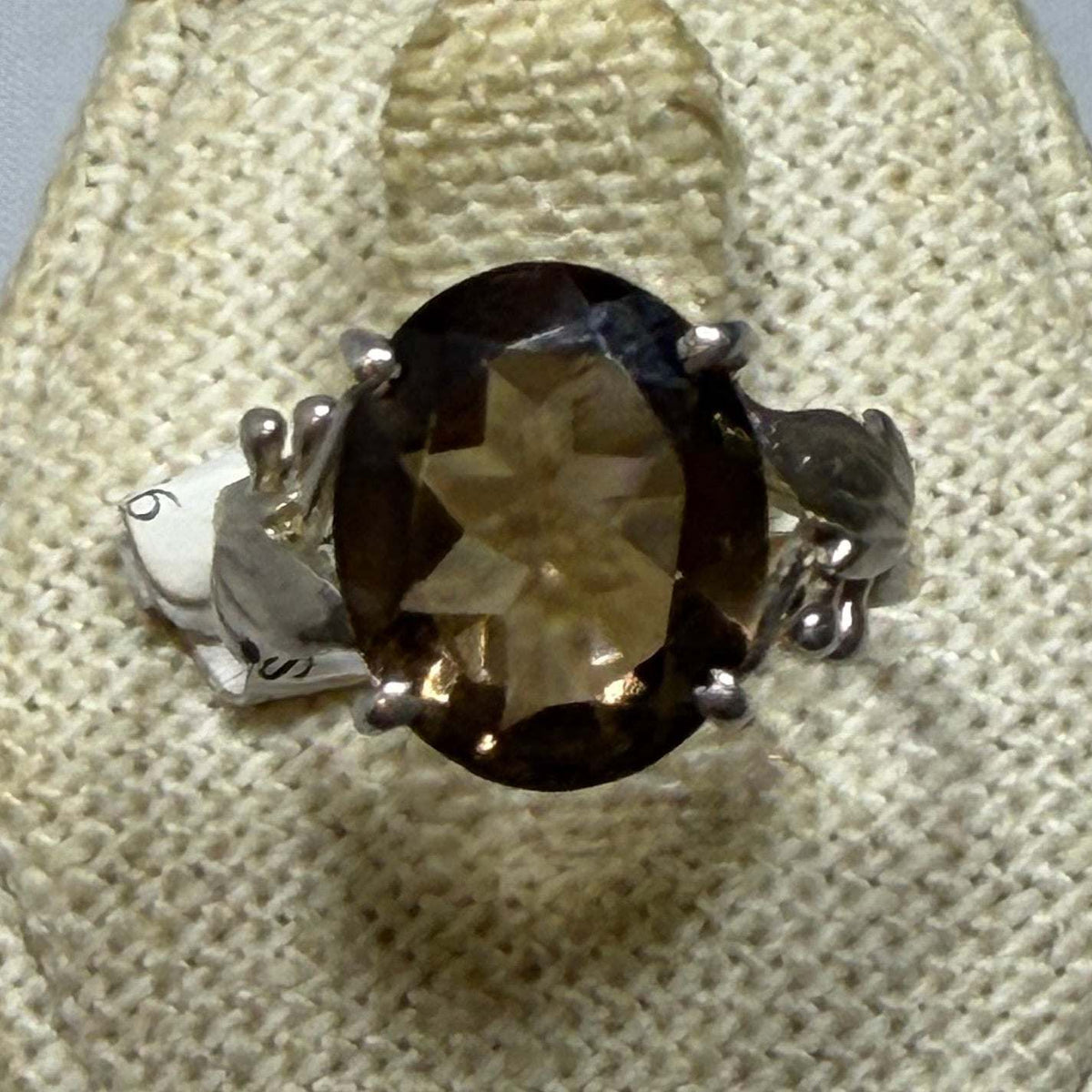 Anillo de cuarzo ahumado talla 6 (02.9044)
