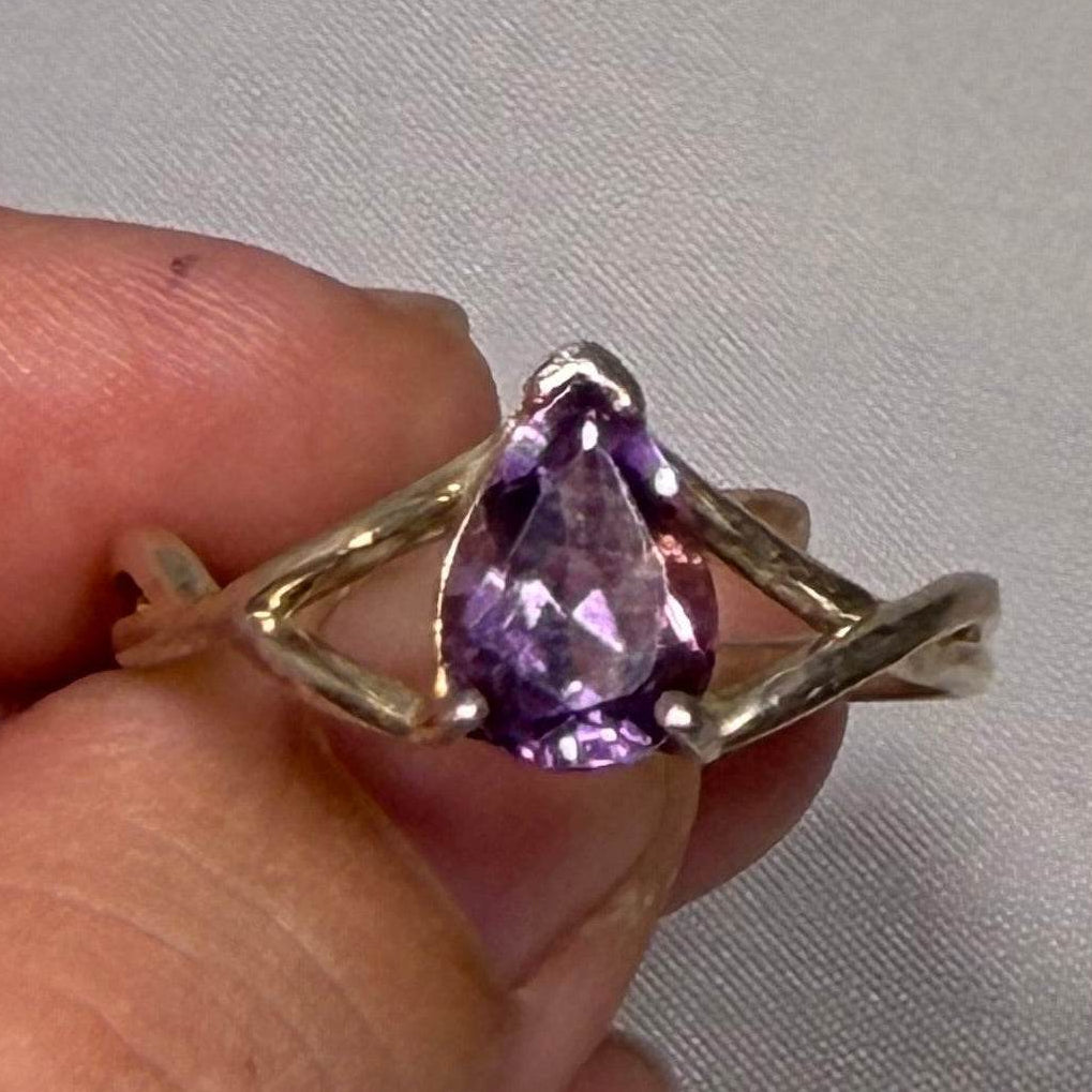 Anillo de amatista talla 12 (03.1036)