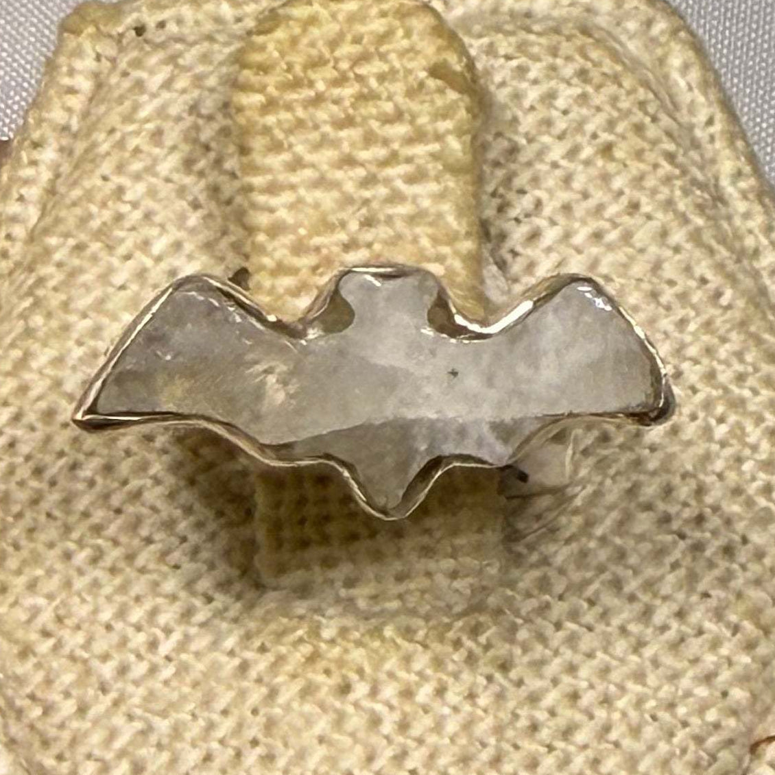 Anillo de murciélago de piedra lunar arcoíris talla 5 (03.7036)