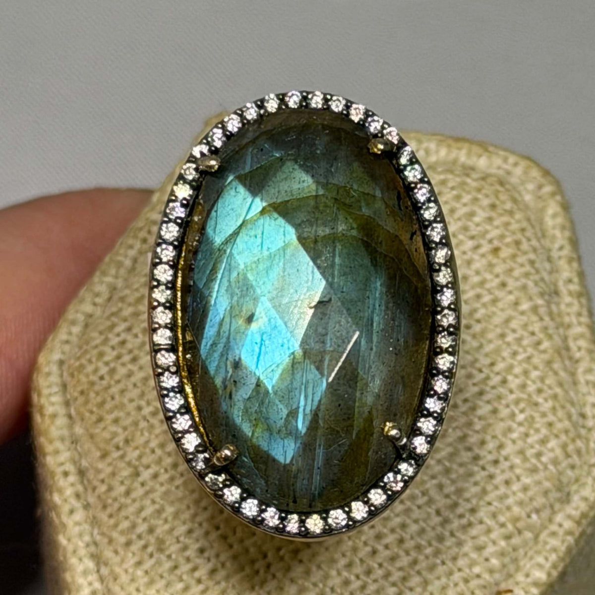 Anillo de labradorita talla 6.5 “Facetas”