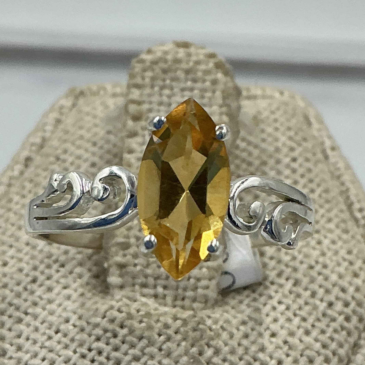 Anillo tipo banda de plata de ley con motivo de voluta y citrino talla marquesa – Talla 10 – Abundancia, confianza y fluidez