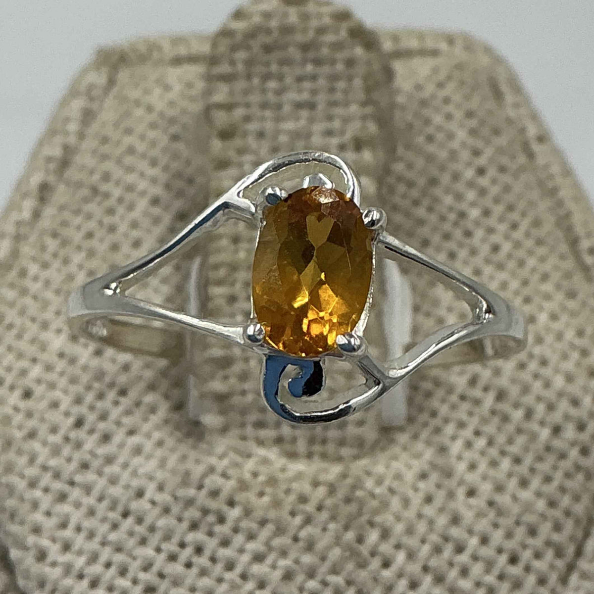 Anillo de plata de ley con detalle ovalado de citrino en espiral – Talla 10 – Abundancia, amor y alegría