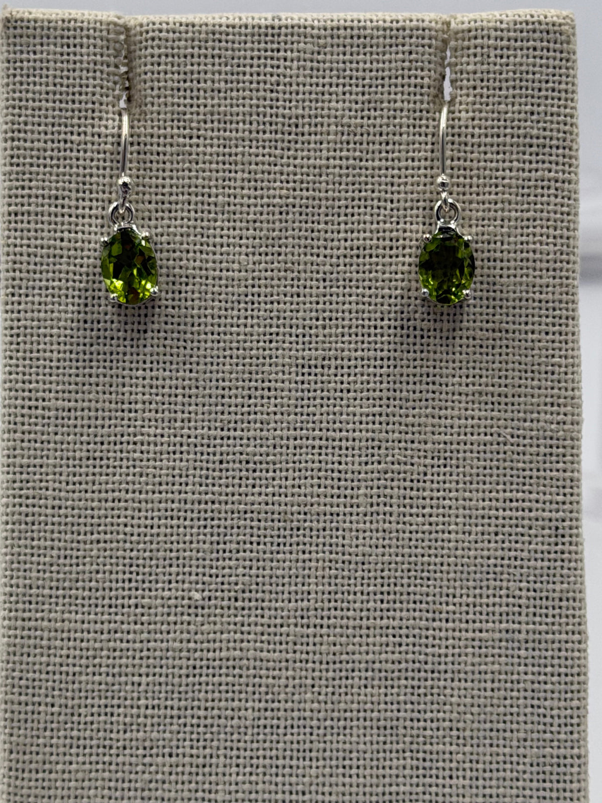 Pendientes colgantes de plata de ley con peridoto ovalado