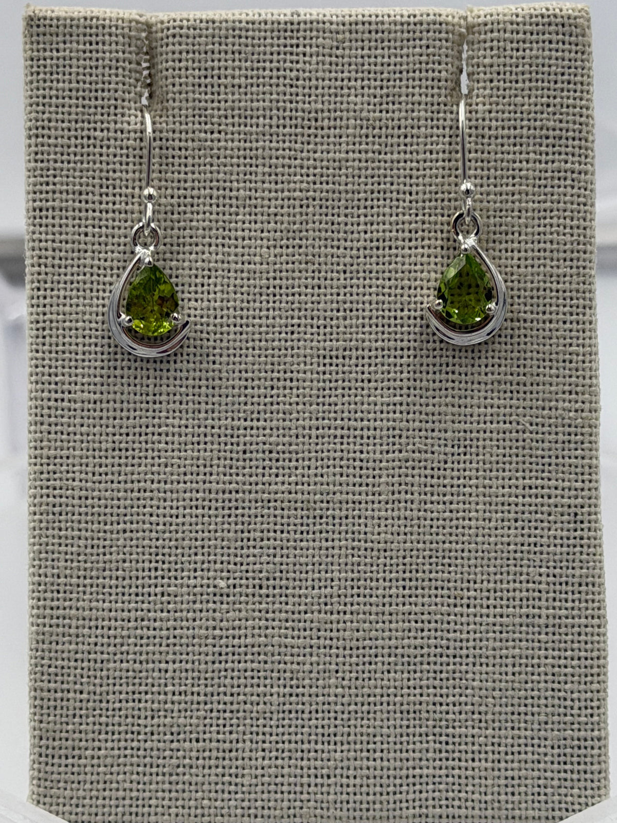 Pendientes colgantes de plata de ley con peridoto en forma de lágrima