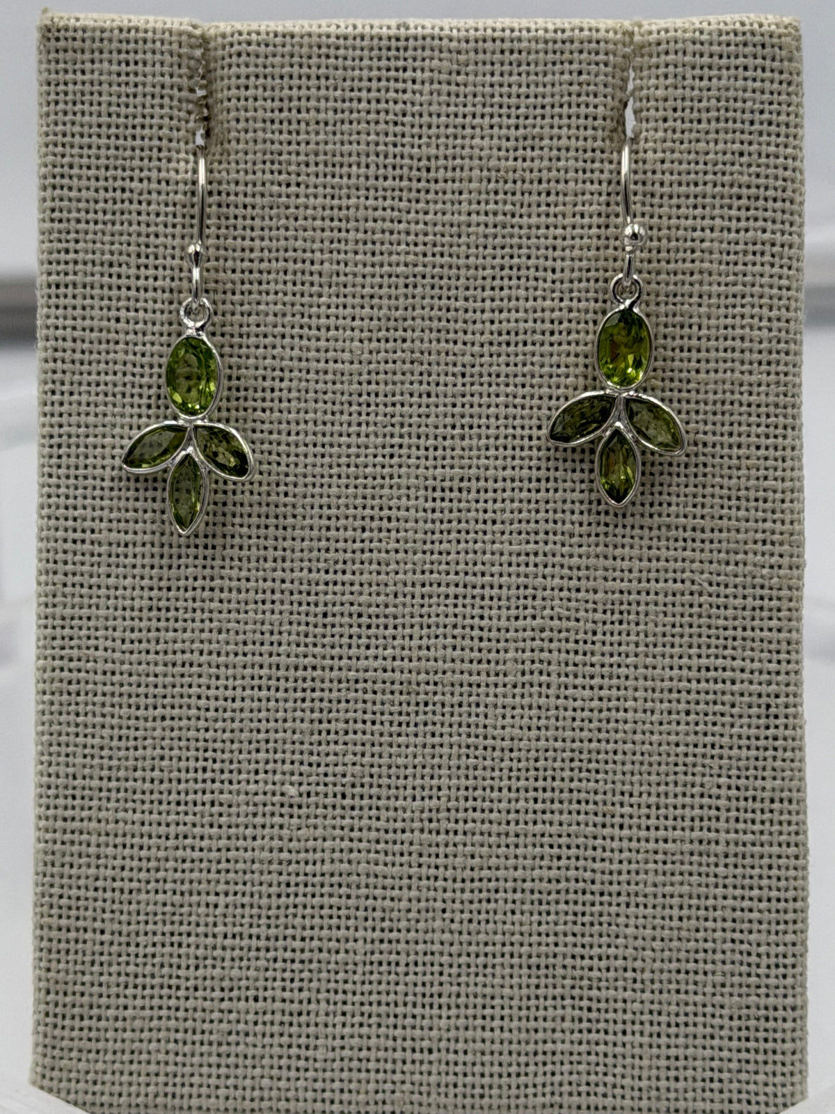 Pendientes colgantes de plata de ley con racimo de hojas y peridoto
