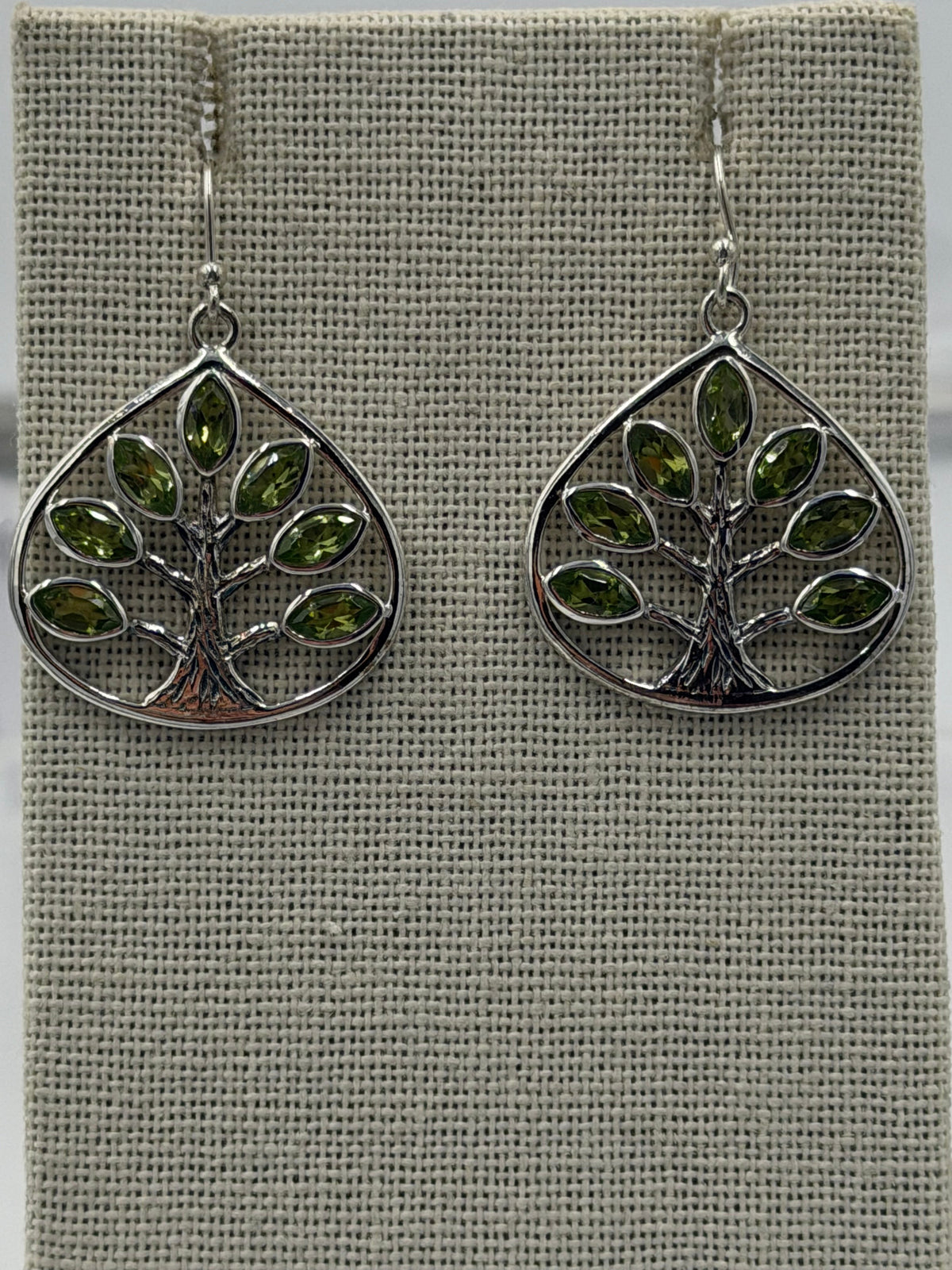 Pendientes colgantes de plata de ley con árbol de la vida y peridoto