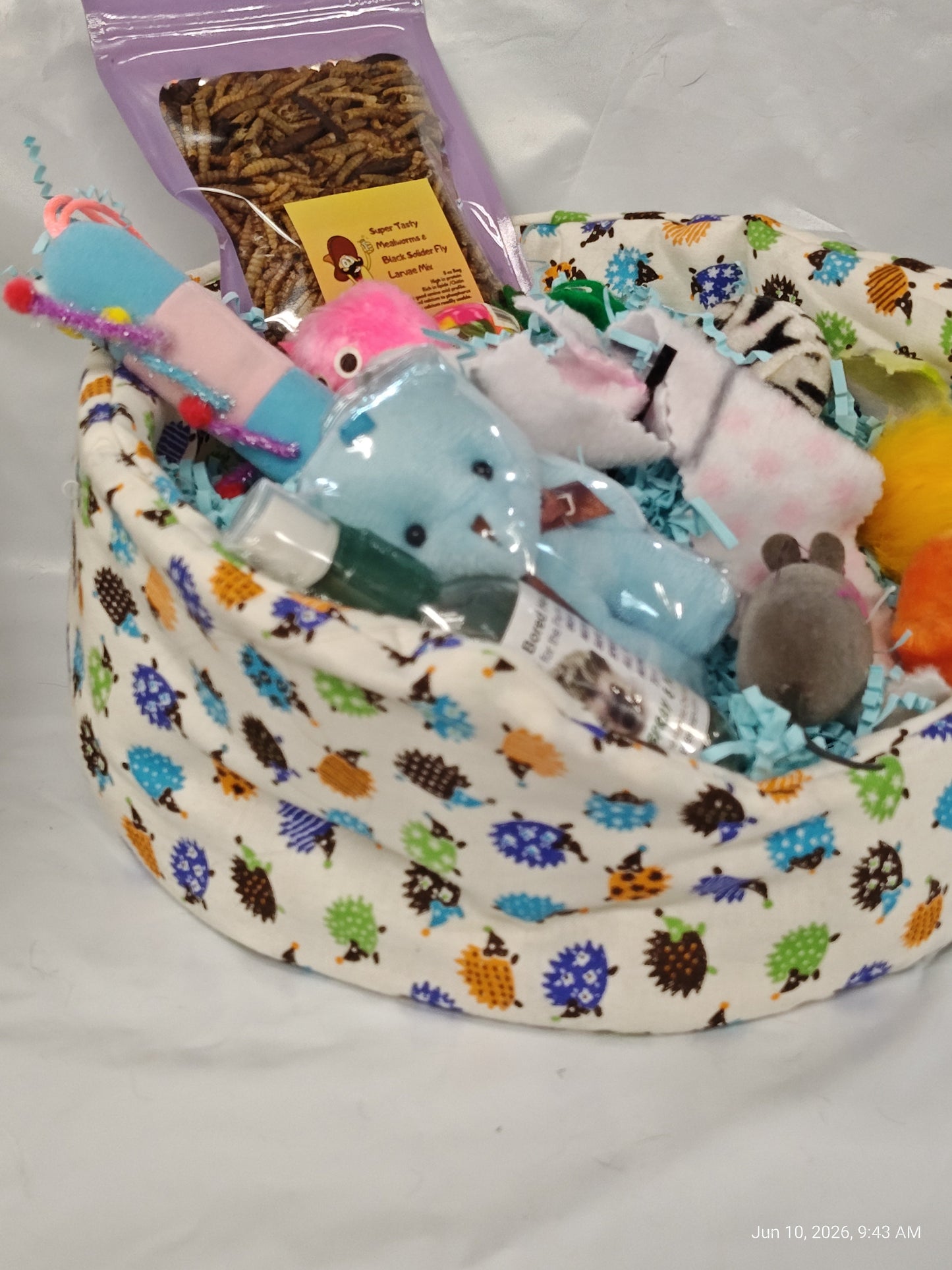 Cuddle Cup dig Box  Lots of toys Great for Hedgehogs & Exotics