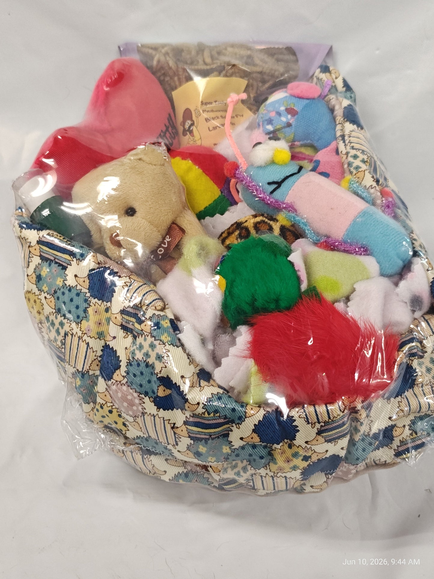 Cuddle Cup dig Box  Lots of toys Great for Hedgehogs & Exotics