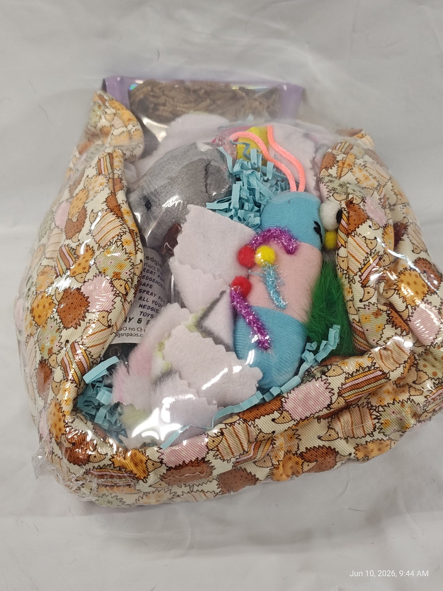 Cuddle Cup dig Box  Lots of toys Great for Hedgehogs & Exotics