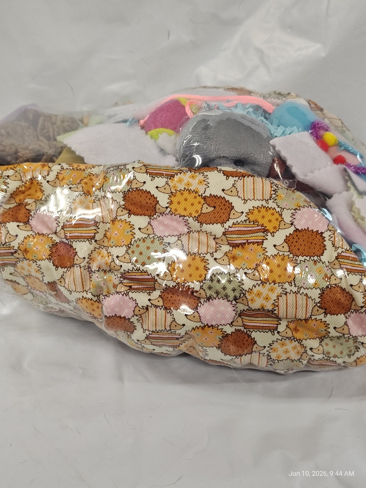 Cuddle Cup dig Box  Lots of toys Great for Hedgehogs & Exotics