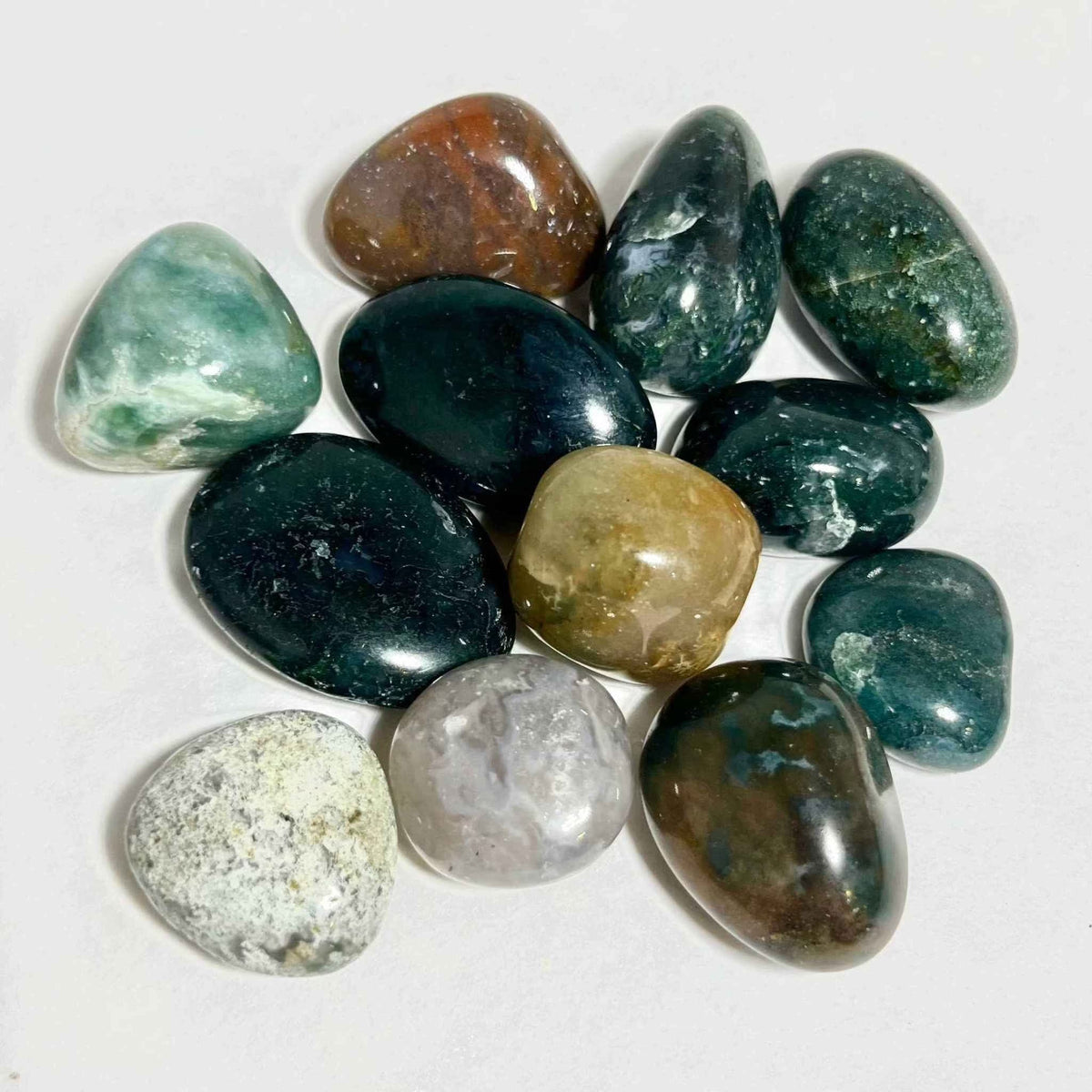 Piedra de bolsillo de ágata musgosa pulida