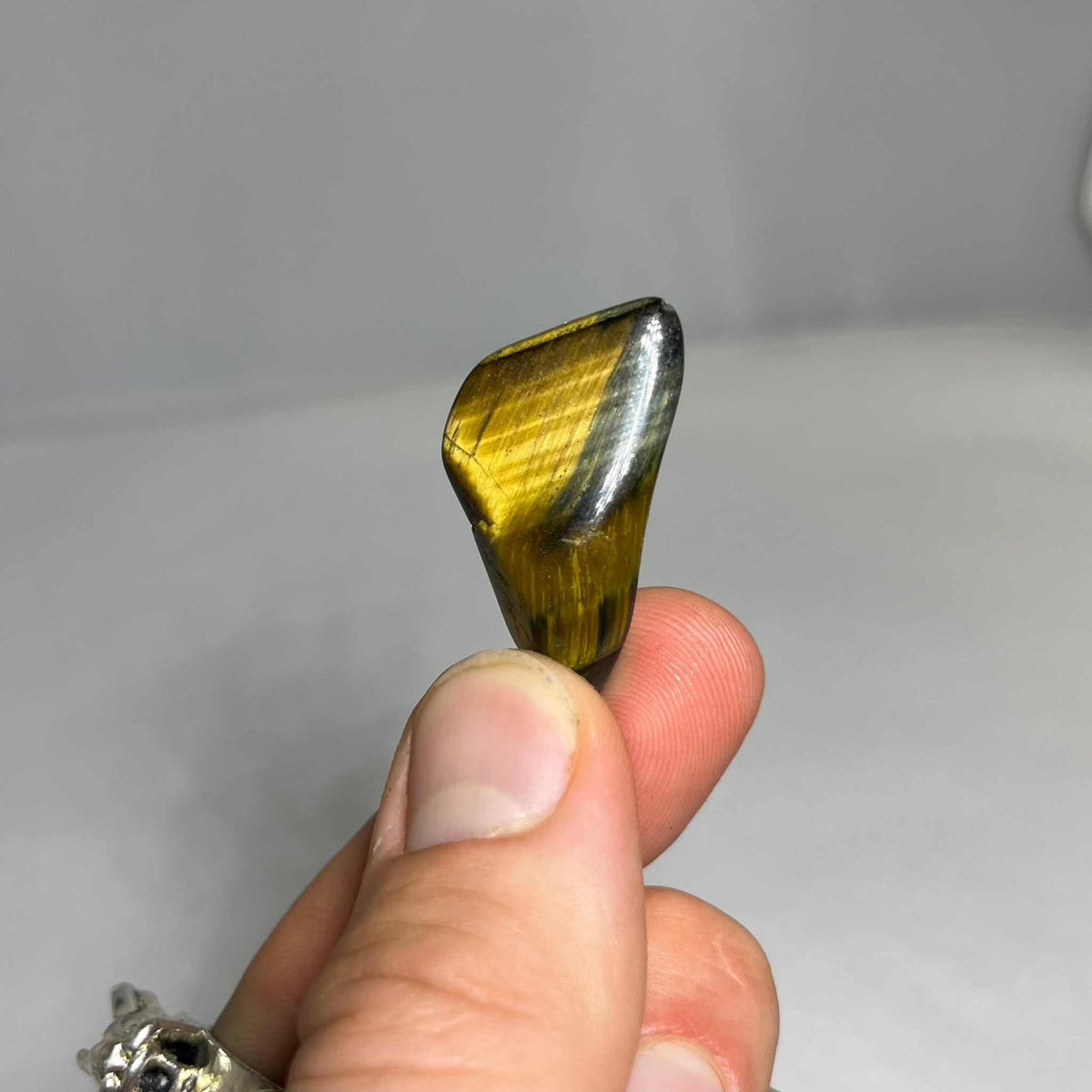 Piedra de bolsillo pulida de ojo de tigre