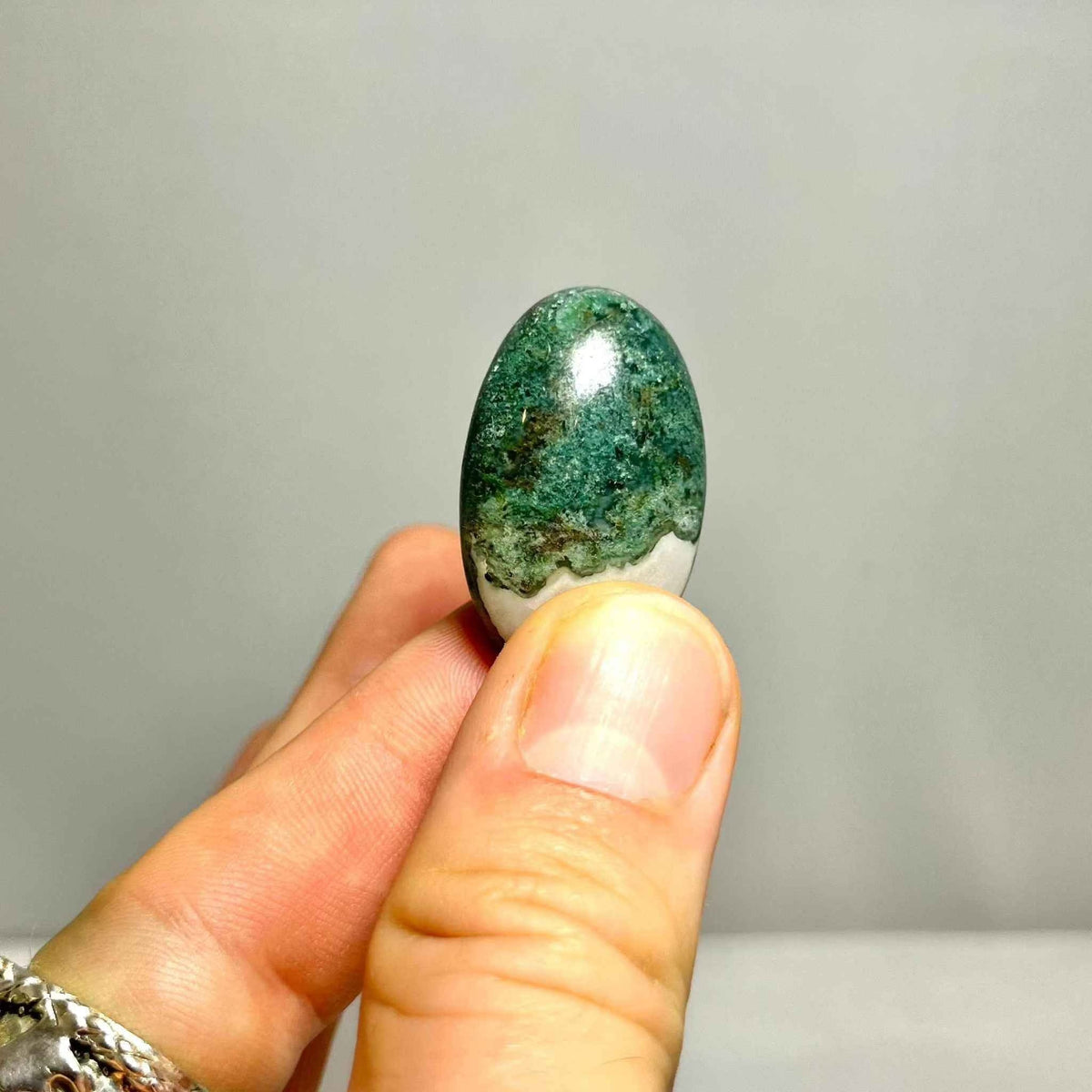 Piedra de bolsillo de ágata musgosa pulida