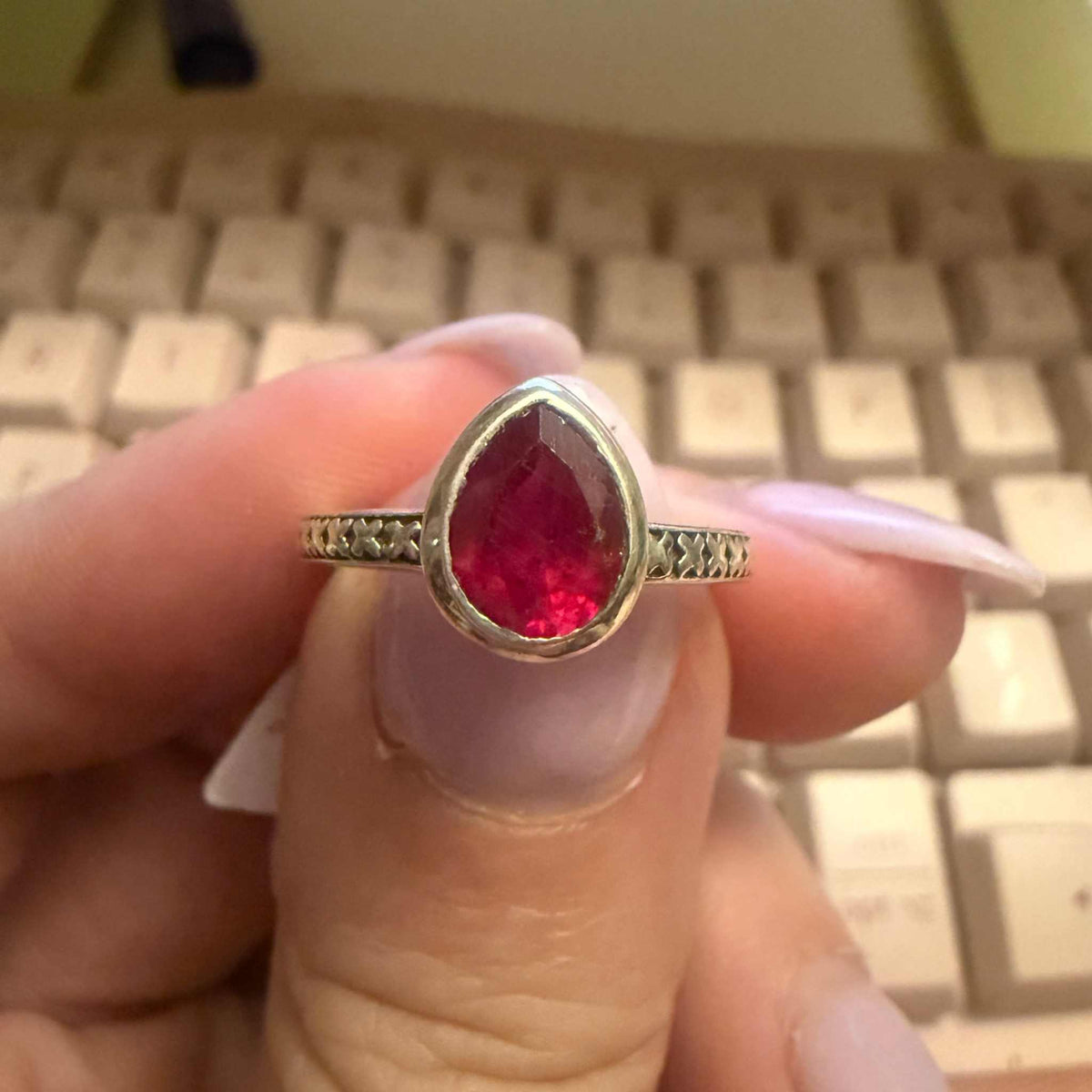 Anillo de rubí en forma de lágrima – Plata de ley con banda grabada