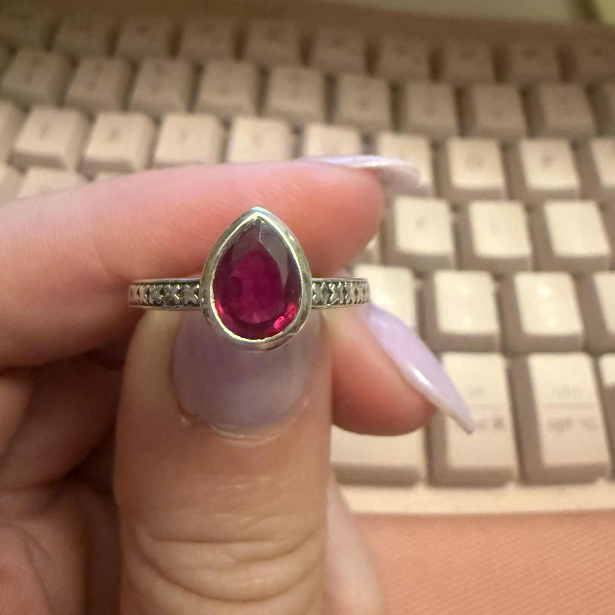 Anillo de rubí en forma de lágrima – Plata de ley con banda grabada