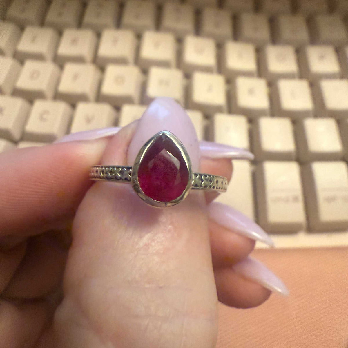 Anillo de rubí en forma de lágrima – Plata de ley con banda grabada