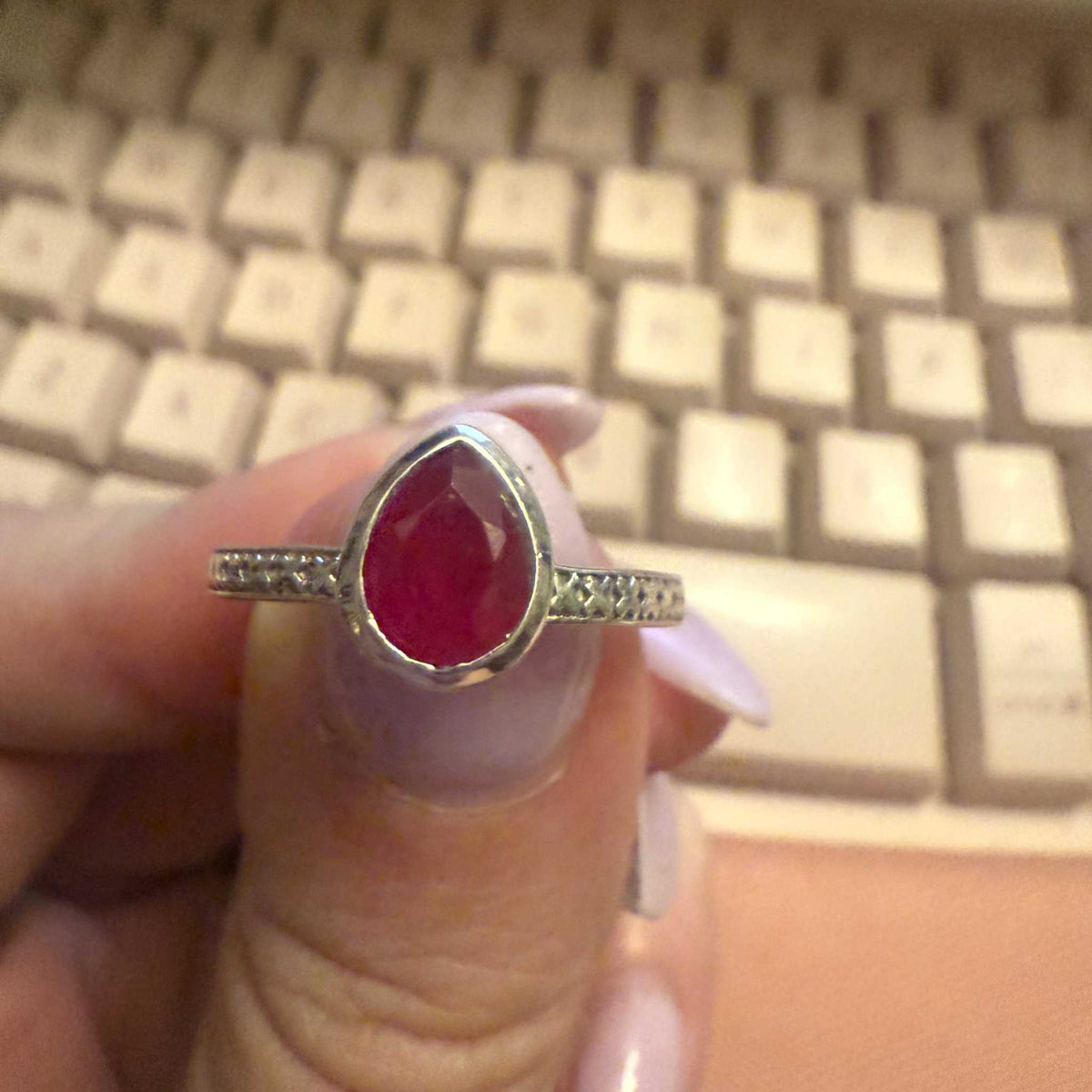 Anillo de rubí en forma de lágrima – Plata de ley con banda grabada