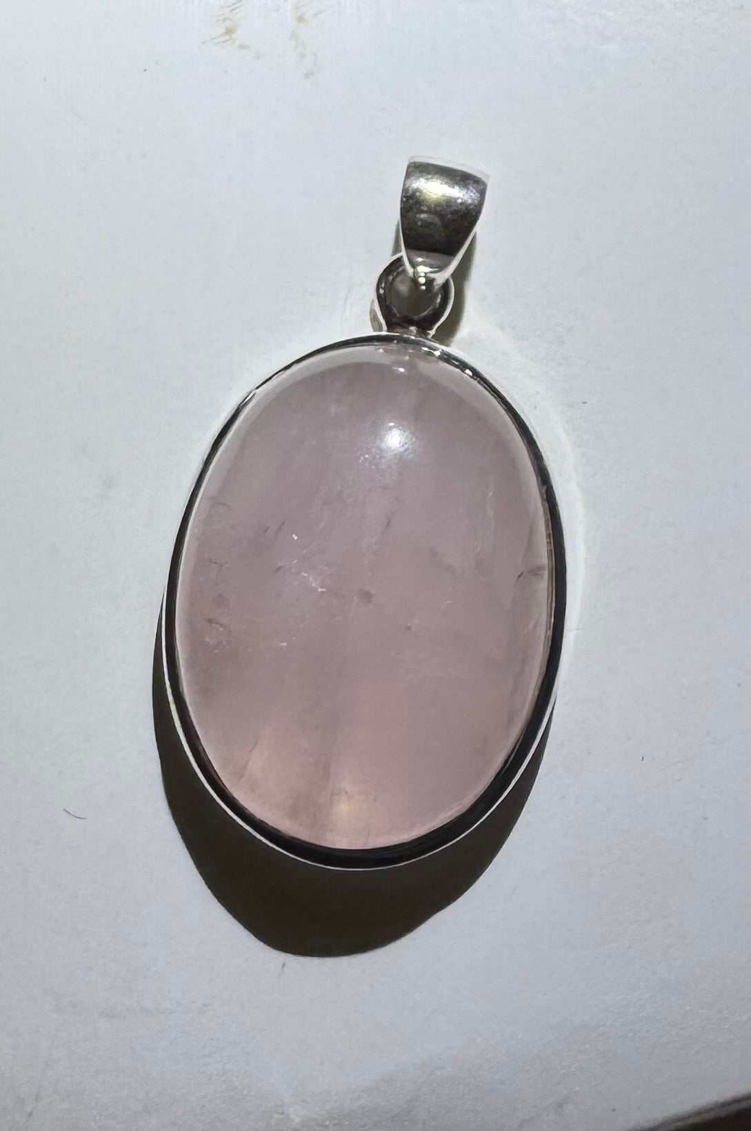 Colgante ovalado sencillo de cuarzo rosa en plata de ley