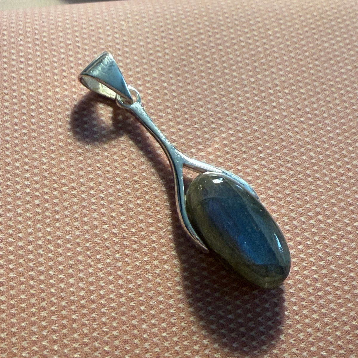 Colgante de piedra preciosa en forma de gota de plata de ley – Labradorita o piedra luna arcoíris