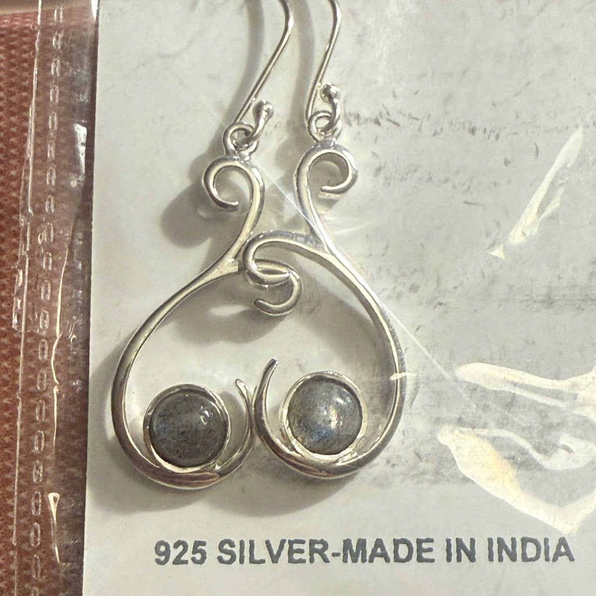 Pendientes de labradorita con motivos de volutas en plata de ley