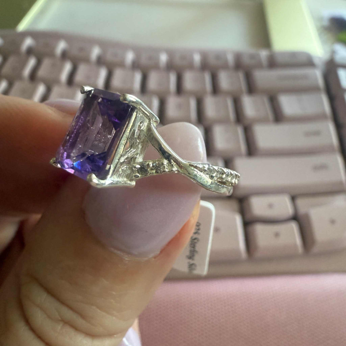 Anillo de plata de ley con amatista de talla esmeralda – Aro de diamantes entrelazados – Talla 5 – Calma, claridad y elegancia espiritual