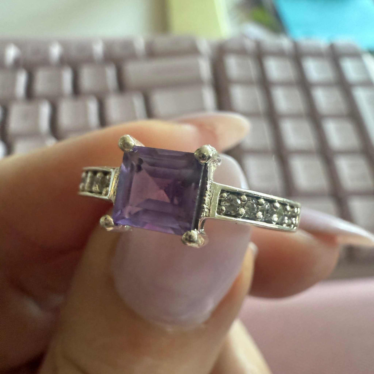 Anillo de plata de ley con amatista de talla cuadrada – Talla 6 – Protección, paz y alineación espiritual