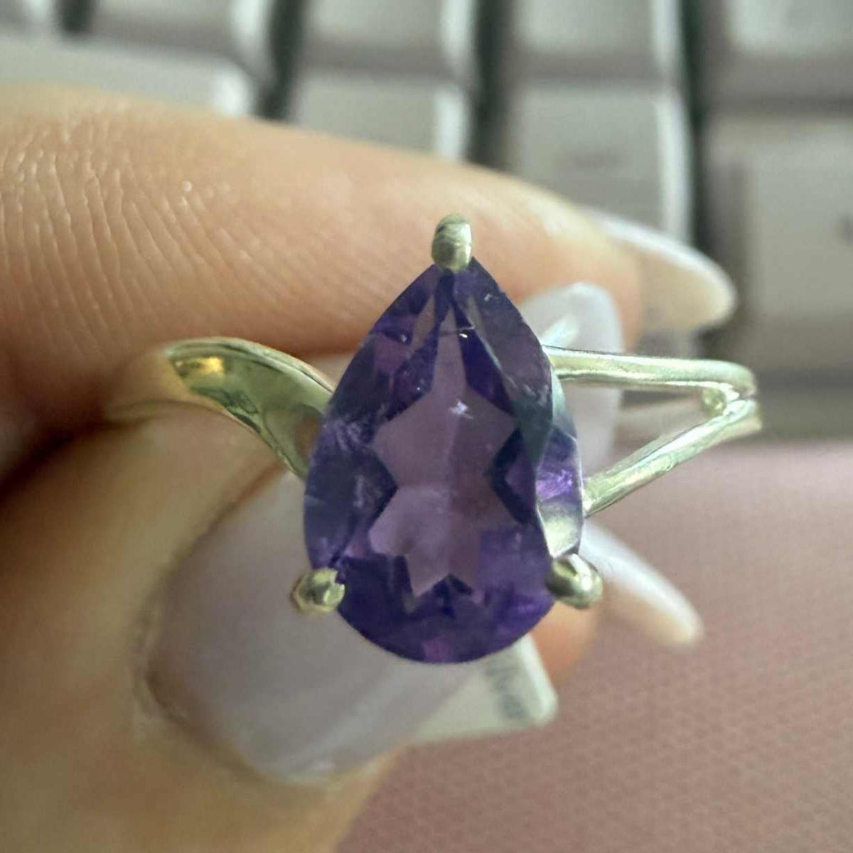 Anillo de plata de ley con amatista talla pera – Talla 8 – Intuición y paz interior