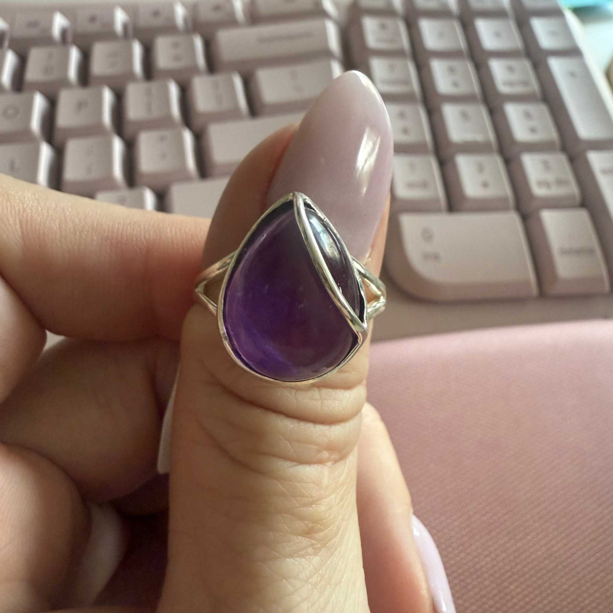 Anillo con gran cabujón de amatista en forma de lágrima – Diseño envolvente de plata de ley – Talla 9