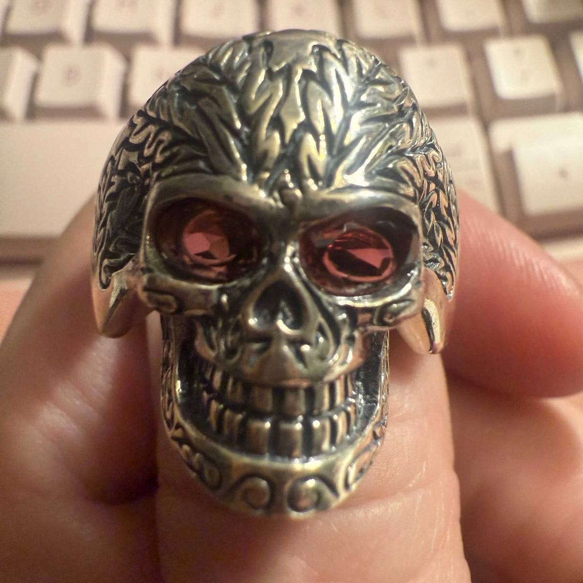 Anillo de calavera de plata de ley con ojos de granate dobles – Tallas 11, 12 y 14