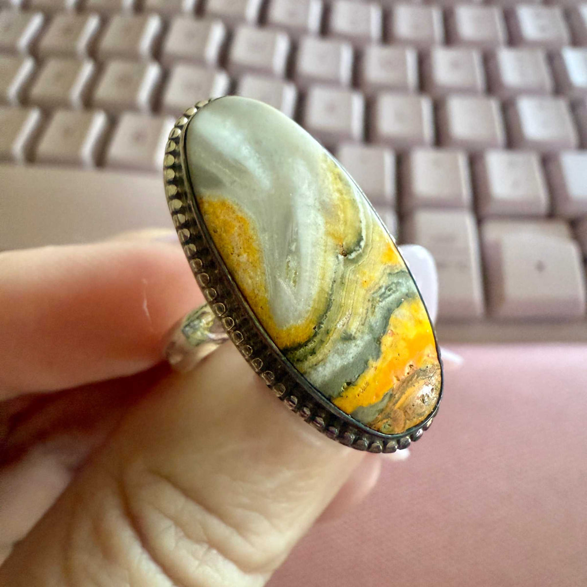Anillo llamativo ovalado de jaspe abejorro – Plata de ley – Talla 8