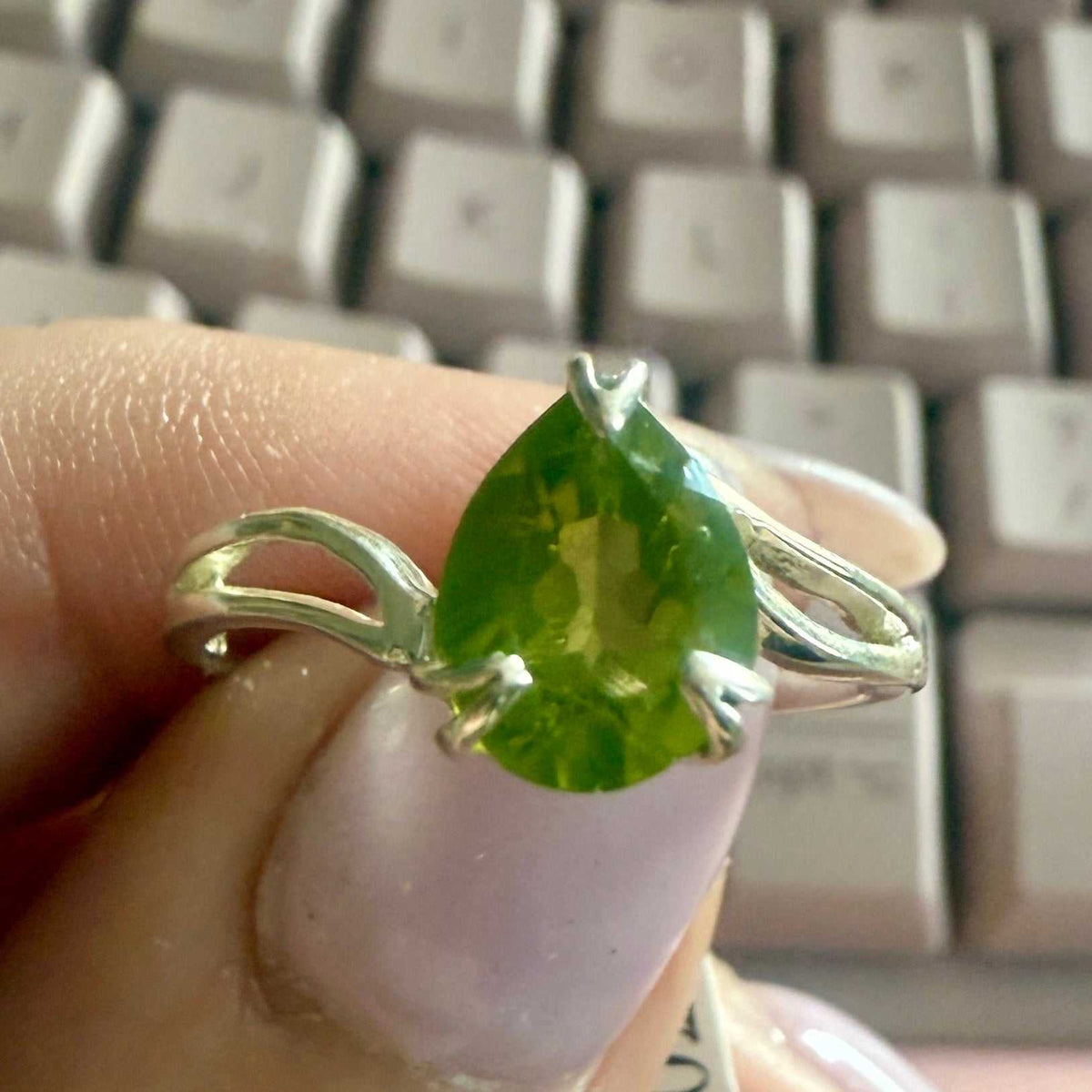 Anillo de banda dividida con lágrima de peridoto – Plata de ley – Tallas 6, 8 y 9